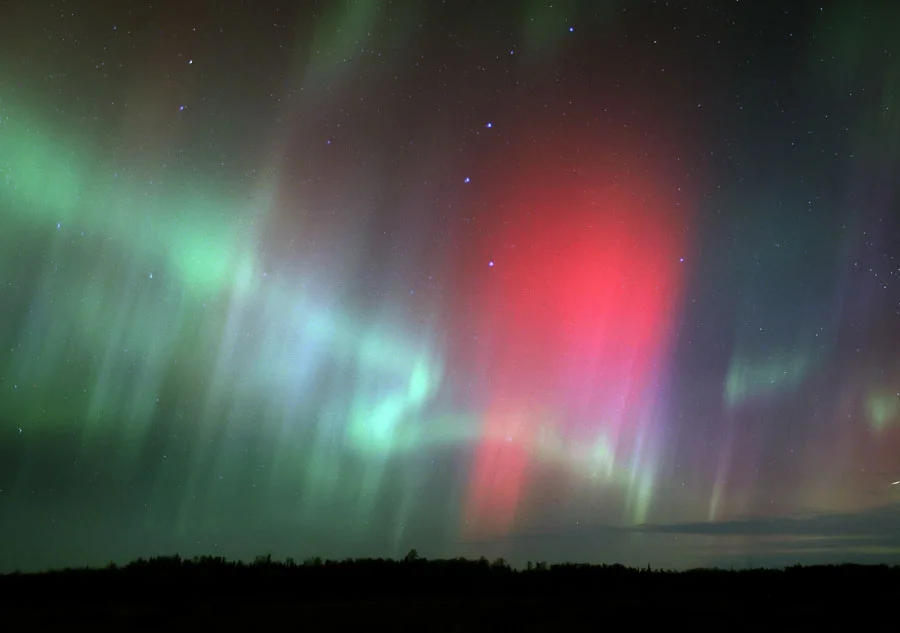 Red aurora ray and zigzag