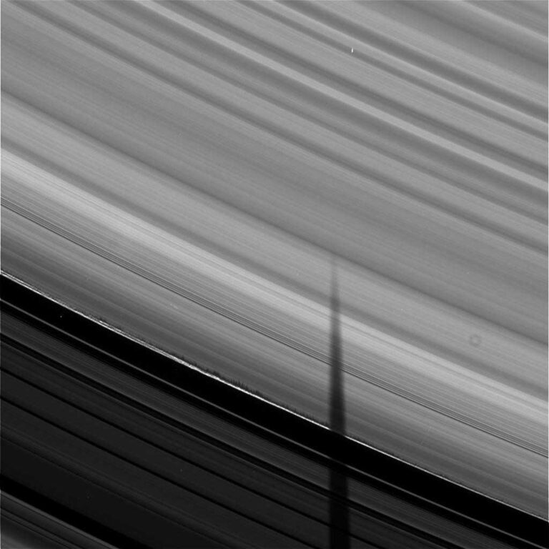 grey streaks above black streaks with a black line going ito the grey streaks
