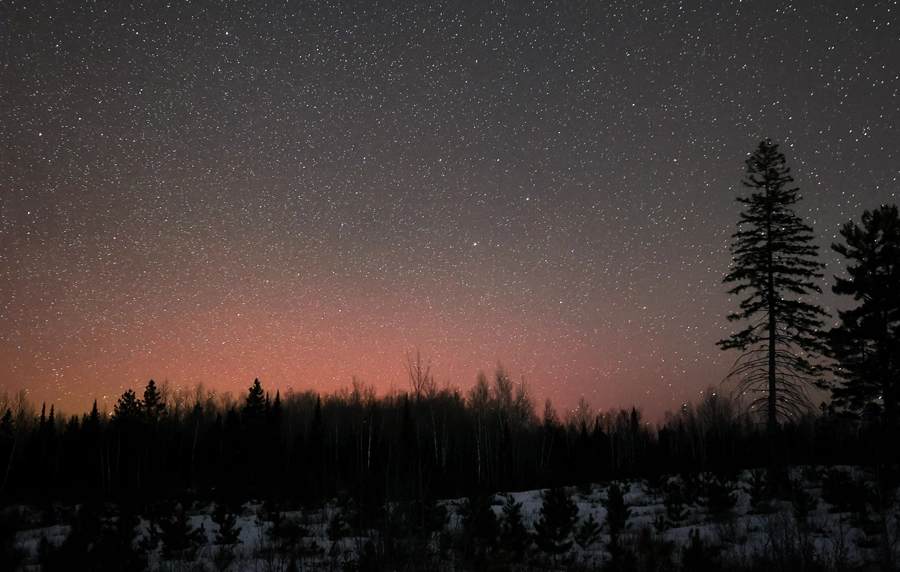 Low red aurora