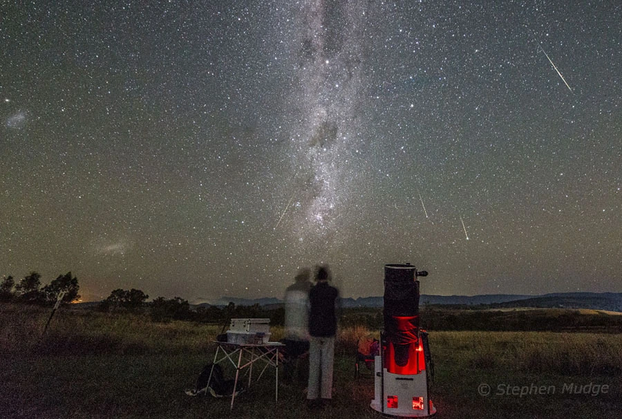 デルタ・アクアリッド流星群に親指を立てよう！ (または、デルタ・アクアリッド流星群に期待！) **あるいは、より自然な表現として：** * デルタ・アクアリッド流星群、見逃せない！ * デルタ・アクアリッド流星群に注目！ * デルタ・アクアリッド流星群に期待を込めて！ **解説：** 原文の "Thumbs Up" は、肯定的な評価や期待を表す表現です。直訳すると「親指を立てる」となりますが、より自然な日本語では上記のような表現が適切です。