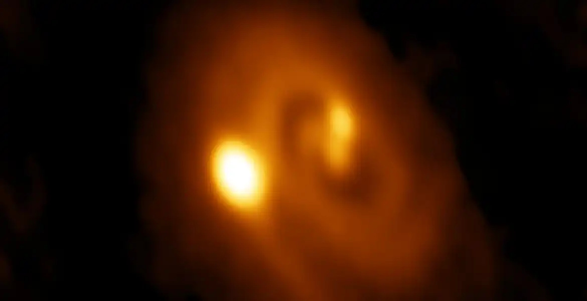 Passing Baby Stars Lock Arms in Rare Astronomical Find